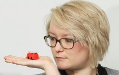 组图:英怪病女孩变现实版“爱丽丝”