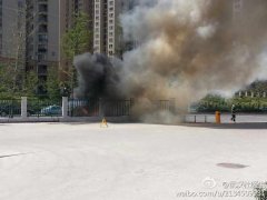 图文:武汉一辆大巴医院门口发生自燃 现场浓烟滚滚