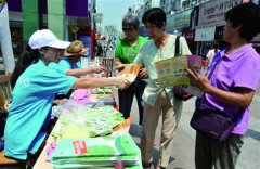 “小强”变强 青岛市北区爱卫会免费发放灭蟑药