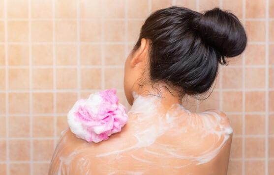 洗澡与寿命挂钩：4件事是和健康“对着干”，洗澡时别做
